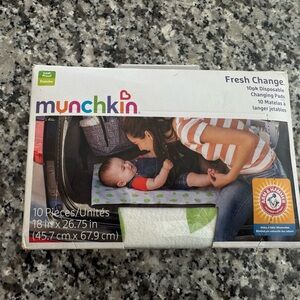 New Munchkin Disposable Changing Pads - White with Green Dots 10ct